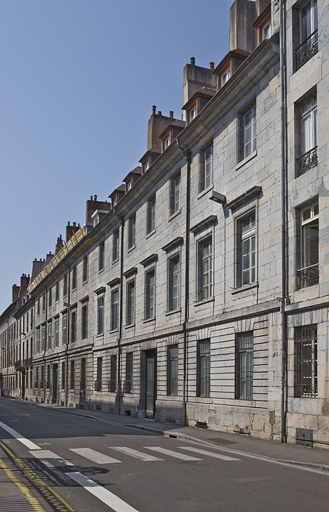 Logis principal, façade sur rue, de trois quarts droit : vue rapprochée. © Yves Sancey / Région Bourgogne-Franche-Comté, Inventaire du patrimoine - 2011
