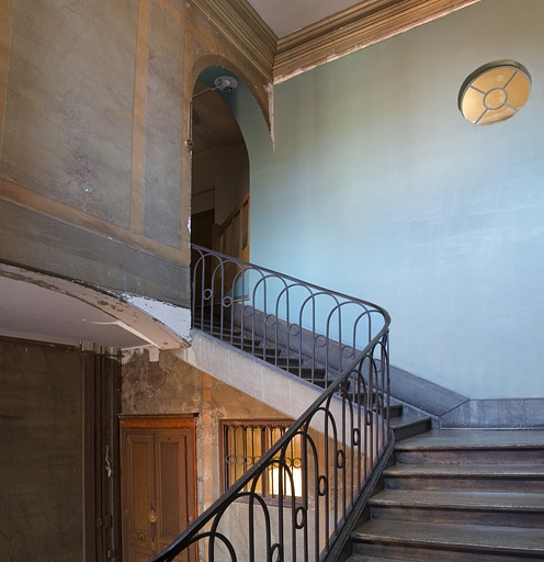 Logis principal, intérieur : détail de la partie supérieure de la cage d'escalier. © Yves Sancey / Région Bourgogne-Franche-Comté, Inventaire du patrimoine - 2011