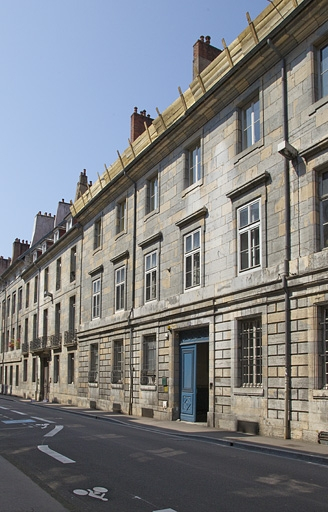 Logis principal, façade sur rue : de trois quarts droit, vue rapprochée. © Yves Sancey / Région Bourgogne-Franche-Comté, Inventaire du patrimoine - 2011
