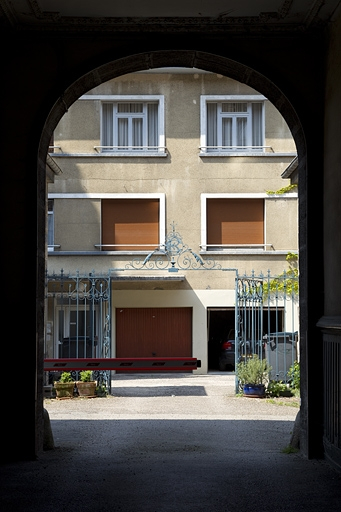 Vue de la façade de l'ancienne clinique depuis le passage cocher. © Yves Sancey / Région Bourgogne-Franche-Comté, Inventaire du patrimoine - 2011
