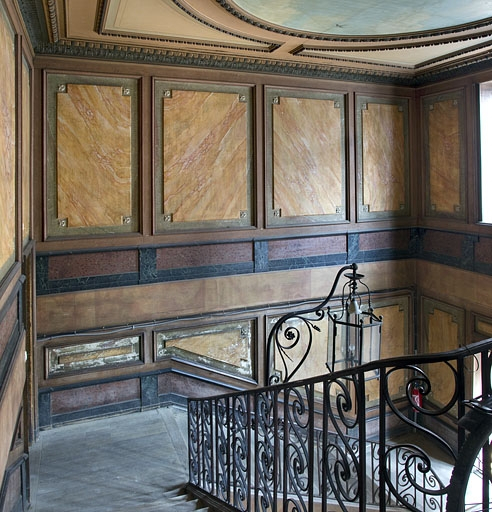 Logis principal, intérieur : détail du décor de la cage d'escalier. © Yves Sancey / Région Bourgogne-Franche-Comté, Inventaire du patrimoine - 2011