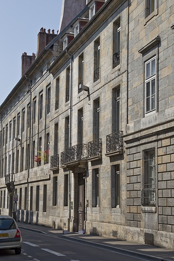 Logis principal, façade sur rue : de trois quarts droit. © Yves Sancey / Région Bourgogne-Franche-Comté, Inventaire du patrimoine - 2011