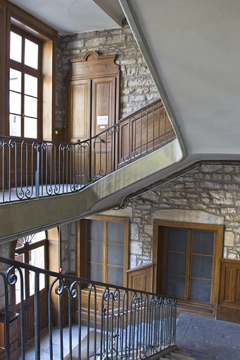Logis principal, intérieur : partie inférieure de la cage d'escalier. © Yves Sancey / Région Bourgogne-Franche-Comté, Inventaire du patrimoine - 2011