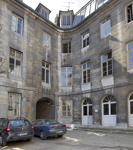 Logis principal : angle des facades sur cour. © Yves Sancey / Région Bourgogne-Franche-Comté, Inventaire du patrimoine - 2011