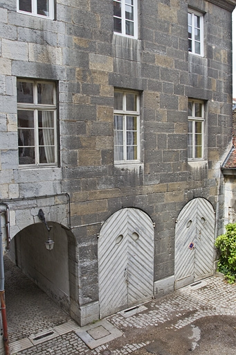 Logis principal : aile en fond de cour avec les remises au rez-de-chaussée. © Yves Sancey / Région Bourgogne-Franche-Comté, Inventaire du patrimoine - 2011