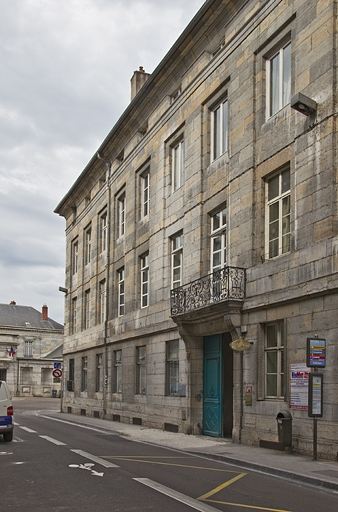 Logis principal : façade sur rue, de trois quarts droit. © Yves Sancey / Région Bourgogne-Franche-Comté, Inventaire du patrimoine - 2011
