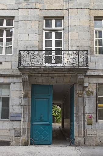 Logis principal : détail du portail d'entrée. © Yves Sancey / Région Bourgogne-Franche-Comté, Inventaire du patrimoine - 2011