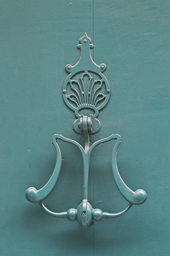 Portail d'entrée : détail du heurtoir. © Yves Sancey / Région Bourgogne-Franche-Comté, Inventaire du patrimoine - 2011