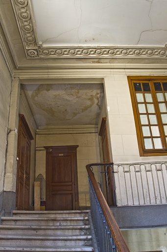 Logis principal, intérieur : détail de la cage de l'escalier principal, partie supérieure. © Yves Sancey / Région Bourgogne-Franche-Comté, Inventaire du patrimoine - 2011