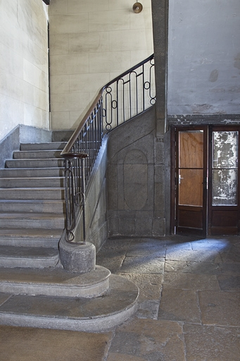 Logis principal, intérieur : détail du départ de l'escalier principal. © Yves Sancey / Région Bourgogne-Franche-Comté, Inventaire du patrimoine - 2011