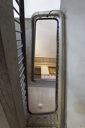 Logis principal, intérieur : détail de l'escalier principal, vue en contre-plongée. © Yves Sancey / Région Bourgogne-Franche-Comté, Inventaire du patrimoine - 2011