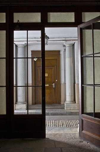 Détail d'une porte donnant sur le passage cocher depuis la porte de l'escalier. © Yves Sancey / Région Bourgogne-Franche-Comté, Inventaire du patrimoine - 2011