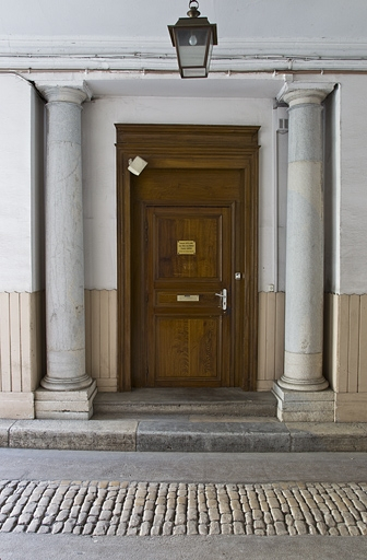 Détail d'une porte donnant sur le passage cocher, de face. © Yves Sancey / Région Bourgogne-Franche-Comté, Inventaire du patrimoine - 2011
