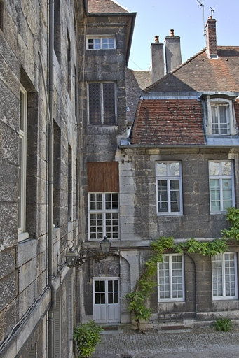 Logis principal, aile gauche sur cour contenant une partie de l'escalier dans oeuvre. © Yves Sancey / Région Bourgogne-Franche-Comté, Inventaire du patrimoine - 2011