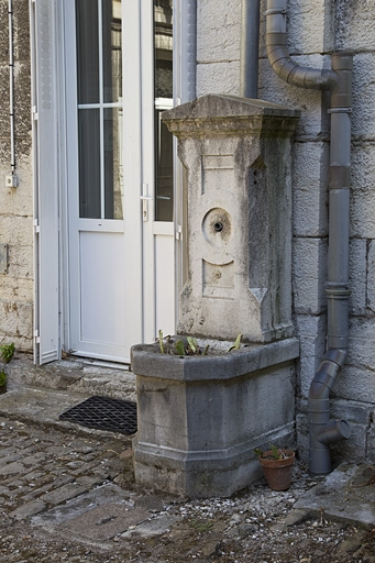 Détail de la fontaine située dans la cour. © Yves Sancey / Région Bourgogne-Franche-Comté, Inventaire du patrimoine - 2011