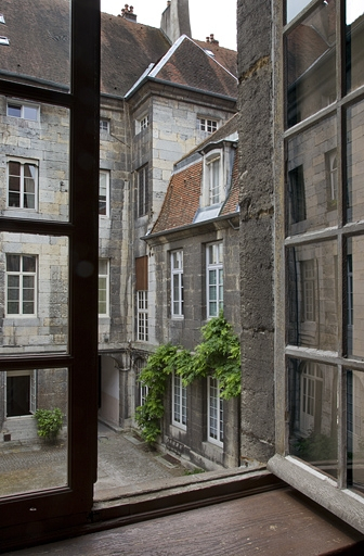 Vue des communs depuis une fenêtre de l'aile en fond de cour. © Yves Sancey / Région Bourgogne-Franche-Comté, Inventaire du patrimoine - 2011