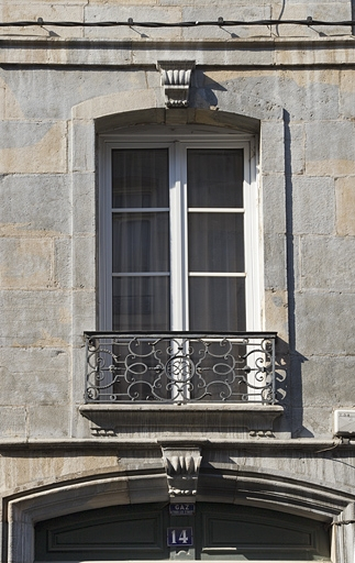Logis principal, façade sur rue : vue d'une fenêtre et de son garde-corps en ferronnerie. © Yves Sancey / Région Bourgogne-Franche-Comté, Inventaire du patrimoine - 2011