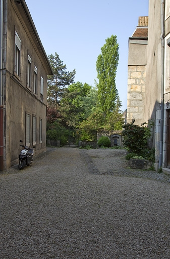 Vue d'ensemble de la cour en direction du jardin. © Yves Sancey / Région Bourgogne-Franche-Comté, Inventaire du patrimoine - 2011