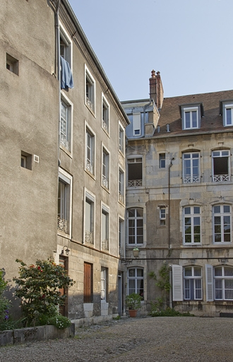 Troisième logis secondaire, à droite de la cour : de trois quarts gauche. © Yves Sancey / Région Bourgogne-Franche-Comté, Inventaire du patrimoine - 2011