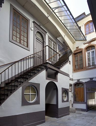 Vue de l'escalier à cage ouverte sur cour : de trois quarts gauche. © Yves Sancey / Région Bourgogne-Franche-Comté, Inventaire du patrimoine - 2011