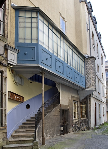 Escalier à cage ouverte à gauche de la première cour : de trois quarts gauche, vue rapprochée. © Yves Sancey / Région Bourgogne-Franche-Comté, Inventaire du patrimoine - 2011