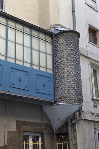 Escalier à cage ouverte à gauche de la première cour : détail de la partie supérieure. © Yves Sancey / Région Bourgogne-Franche-Comté, Inventaire du patrimoine - 2011