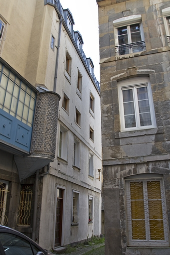 Vue des deux logis secondaires depuis la première cour. © Yves Sancey / Région Bourgogne-Franche-Comté, Inventaire du patrimoine - 2011