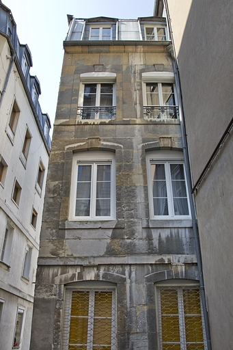 Vue du deuxième logis secondaire depuis la première cour. © Yves Sancey / Région Bourgogne-Franche-Comté, Inventaire du patrimoine - 2011