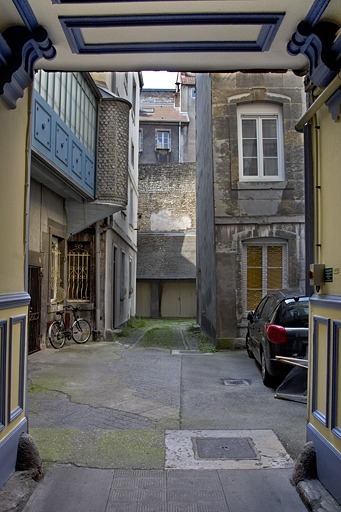 Vue d'ensemble de la première cour, depuis le passage cocher. © Yves Sancey / Région Bourgogne-Franche-Comté, Inventaire du patrimoine - 2011