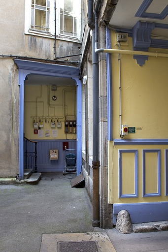 Vue de l'entrée de l'escalier à droite de la première cour. © Yves Sancey / Région Bourgogne-Franche-Comté, Inventaire du patrimoine - 2011