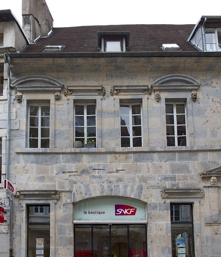 Logis principal, façade sur rue : partie gauche, de face. © Yves Sancey / Région Bourgogne-Franche-Comté, Inventaire du patrimoine - 2011