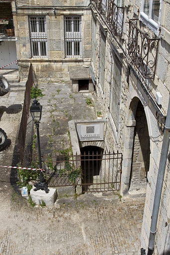 Vue de l'entrée de cave du logis principal donnant sur l'ancien jardin. © Yves Sancey / Région Bourgogne-Franche-Comté, Inventaire du patrimoine - 2011
