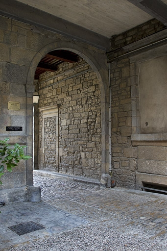 Vue du deuxième passage cocher depuis la cour, de trois quarts gauche. © Yves Sancey / Région Bourgogne-Franche-Comté, Inventaire du patrimoine - 2011
