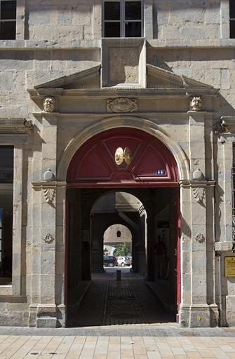 Logis principal, façade sur rue : détail du portail d'entrée. © Yves Sancey / Région Bourgogne-Franche-Comté, Inventaire du patrimoine - 2011