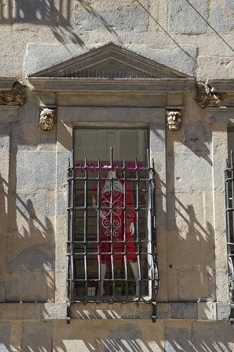 Logis principal, façade sur rue, partie droite : détail de la fenêtre centrale. © Yves Sancey / Région Bourgogne-Franche-Comté, Inventaire du patrimoine - 2011