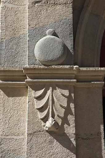 Logis principal, façade sur rue, portail d'entrée : détail du décor de palmette sur le pilastre gauche. © Yves Sancey / Région Bourgogne-Franche-Comté, Inventaire du patrimoine - 2011