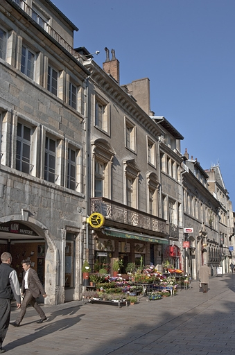Logis principal, façade sur rue : de trois quarts gauche. © Yves Sancey / Région Bourgogne-Franche-Comté, Inventaire du patrimoine - 2011