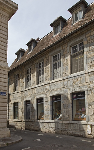 Logis principal, façade latérale gauche sur rue : vue d'ensemble de trois quarts droit. © Yves Sancey / Région Bourgogne-Franche-Comté, Inventaire du patrimoine - 2011