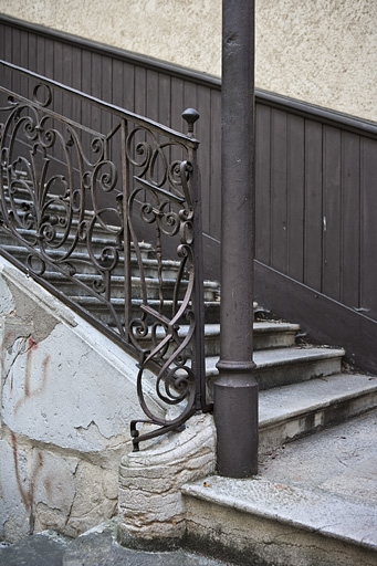 Escalier à cage ouverte sur cour : détail du départ de la volée gauche. © Yves Sancey / Région Bourgogne-Franche-Comté, Inventaire du patrimoine - 2011