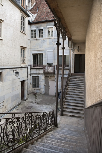Façade postérieure du logis principal depuis l'intérieur de l'escalier à cage ouverte. © Yves Sancey / Région Bourgogne-Franche-Comté, Inventaire du patrimoine - 2011