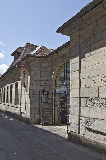 Détail de l'entrée de l'ancienne cour des communs, de trois quarts droit. © Yves Sancey / Région Bourgogne-Franche-Comté, Inventaire du patrimoine - 2011