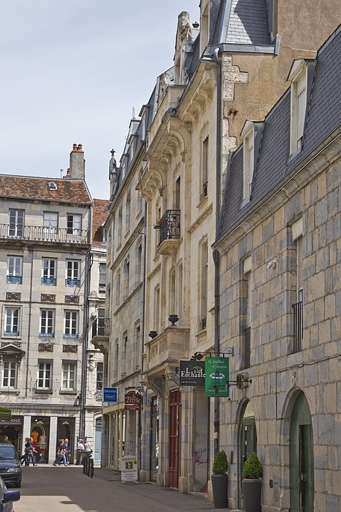 Vue d'ensemble des logis principal et secondaire depuis la rue d'Anvers. © Yves Sancey / Région Bourgogne-Franche-Comté, Inventaire du patrimoine - 2011