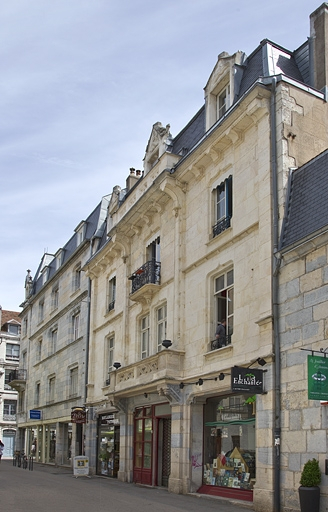 Logis secondaire, façade antérieure, de trois quarts droit. © Yves Sancey / Région Bourgogne-Franche-Comté, Inventaire du patrimoine - 2011