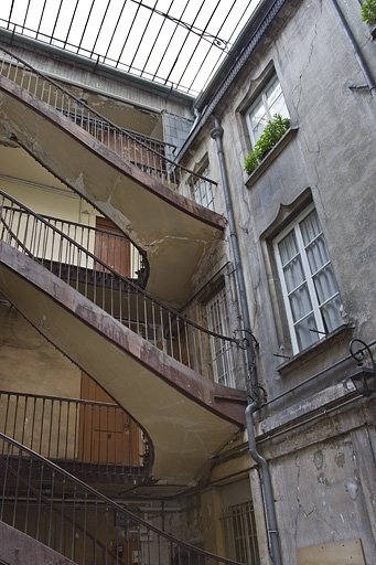 Vue d'ensemble de l'escalier à cage ouverte sur cour. © Yves Sancey / Région Bourgogne-Franche-Comté, Inventaire du patrimoine - 2011