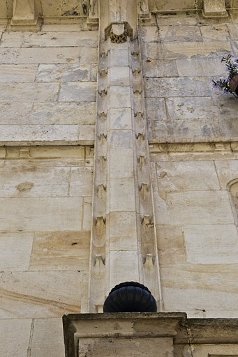 Logis secondaire, façade antérieure : détail d'un pilastre. © Yves Sancey / Région Bourgogne-Franche-Comté, Inventaire du patrimoine - 2011
