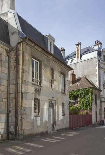 Vue d'ensemble depuis la rue, de trois quarts gauche. © Yves Sancey / Région Bourgogne-Franche-Comté, Inventaire du patrimoine - 2011