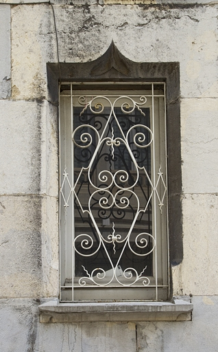 Logis principal, façade sur rue : détail de la ferronnerie d'une fenêtre. © Yves Sancey / Région Bourgogne-Franche-Comté, Inventaire du patrimoine - 2011