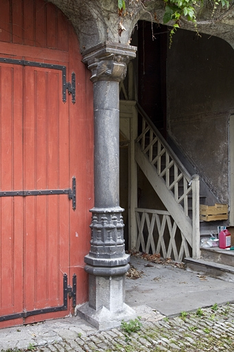 Bâtiment des remises : détail de la colonne et de son chapiteau. © Yves Sancey / Région Bourgogne-Franche-Comté, Inventaire du patrimoine - 2011