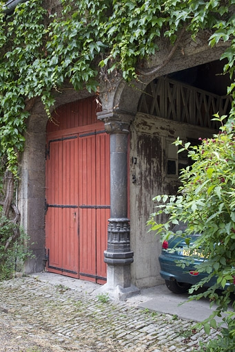 Bâtiment des remises : détail des portes des remises. © Yves Sancey / Région Bourgogne-Franche-Comté, Inventaire du patrimoine - 2011