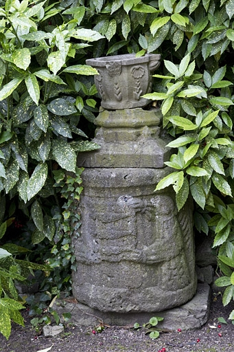 Cour : détail d'une sculpture déposée. © Yves Sancey / Région Bourgogne-Franche-Comté, Inventaire du patrimoine - 2011